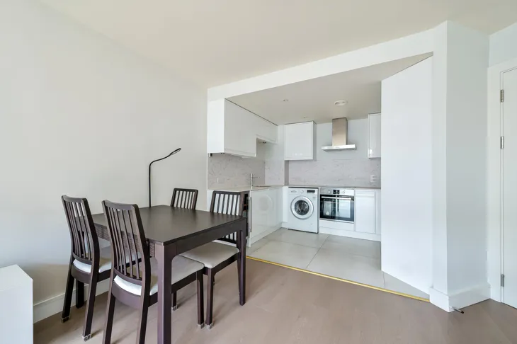 Flat Queenstown Road in Greater London