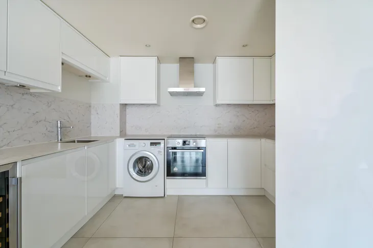 Flat Queenstown Road in Greater London