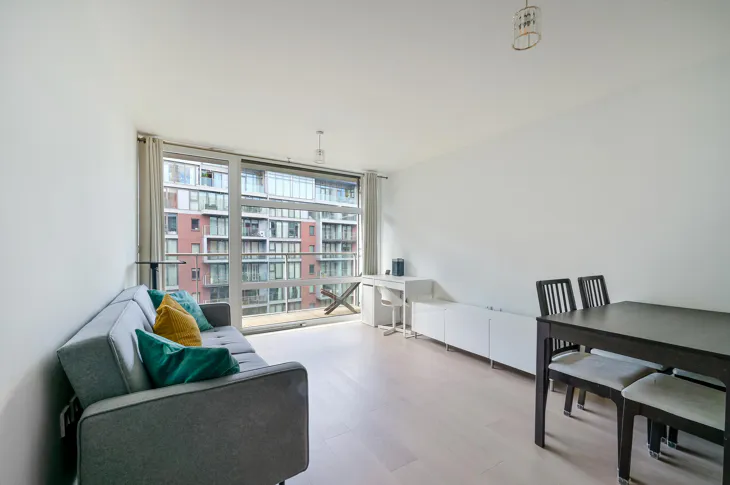 Flat Queenstown Road in Greater London