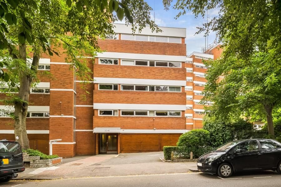 Flat Southwood Lawn Road in Greater London