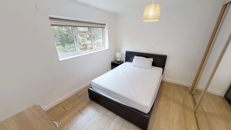 Room Applegarth Avenue in Guildford
