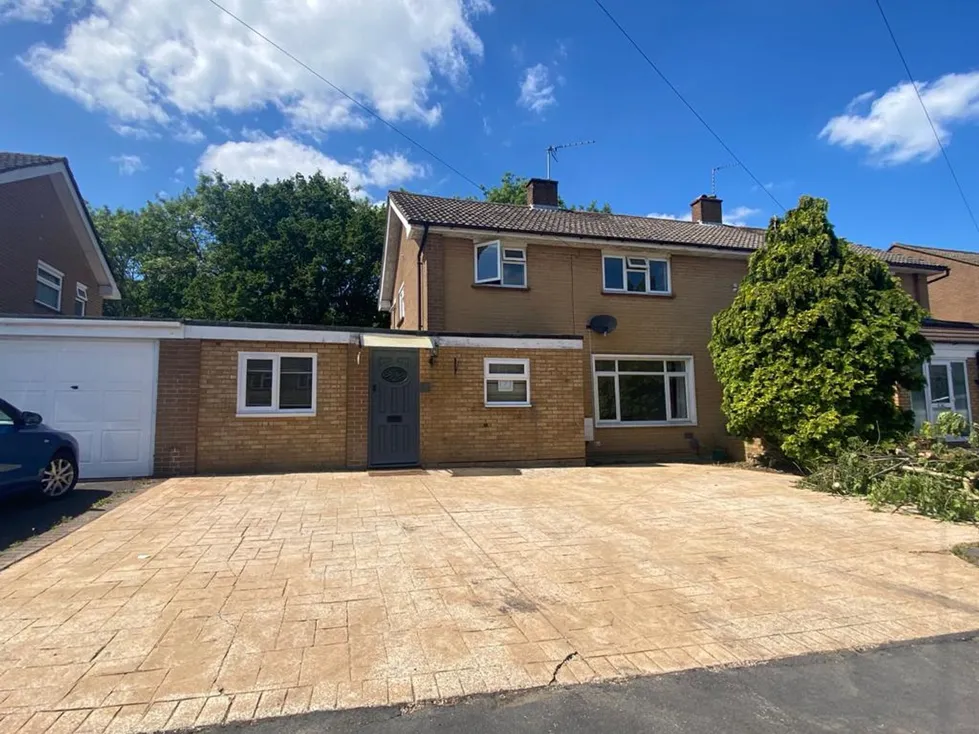 Room Applegarth Avenue in Guildford