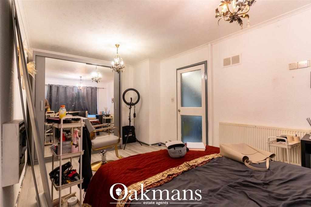 Flat Beeston Close in Birmingham
