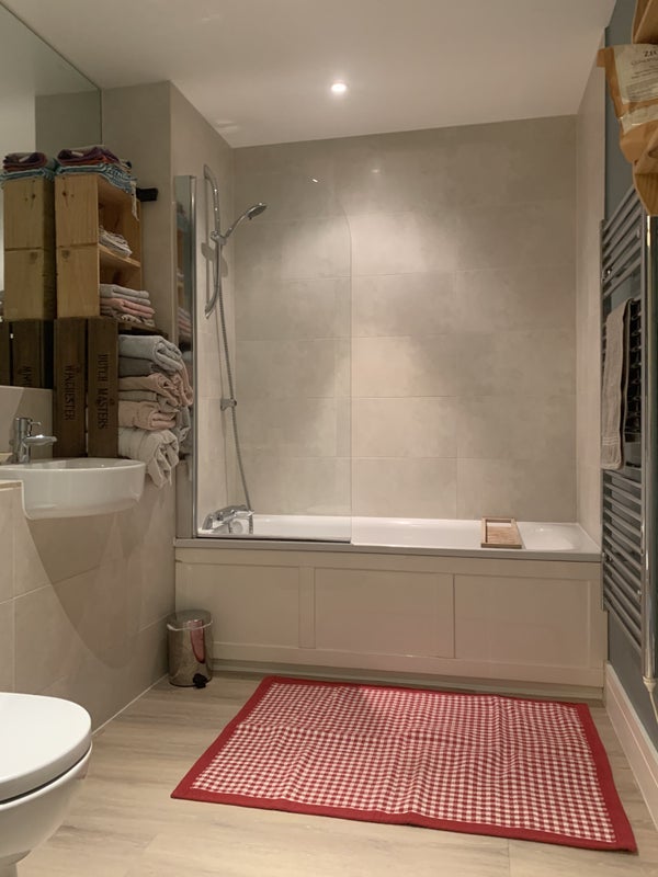 Room Gwynne Road in Greater London