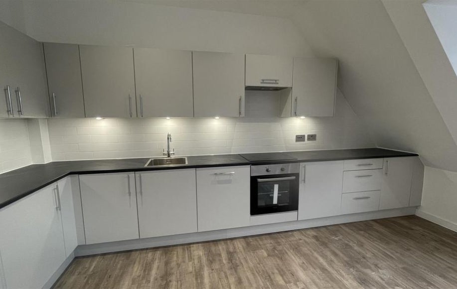 Flat Cambridge Road in Farnborough