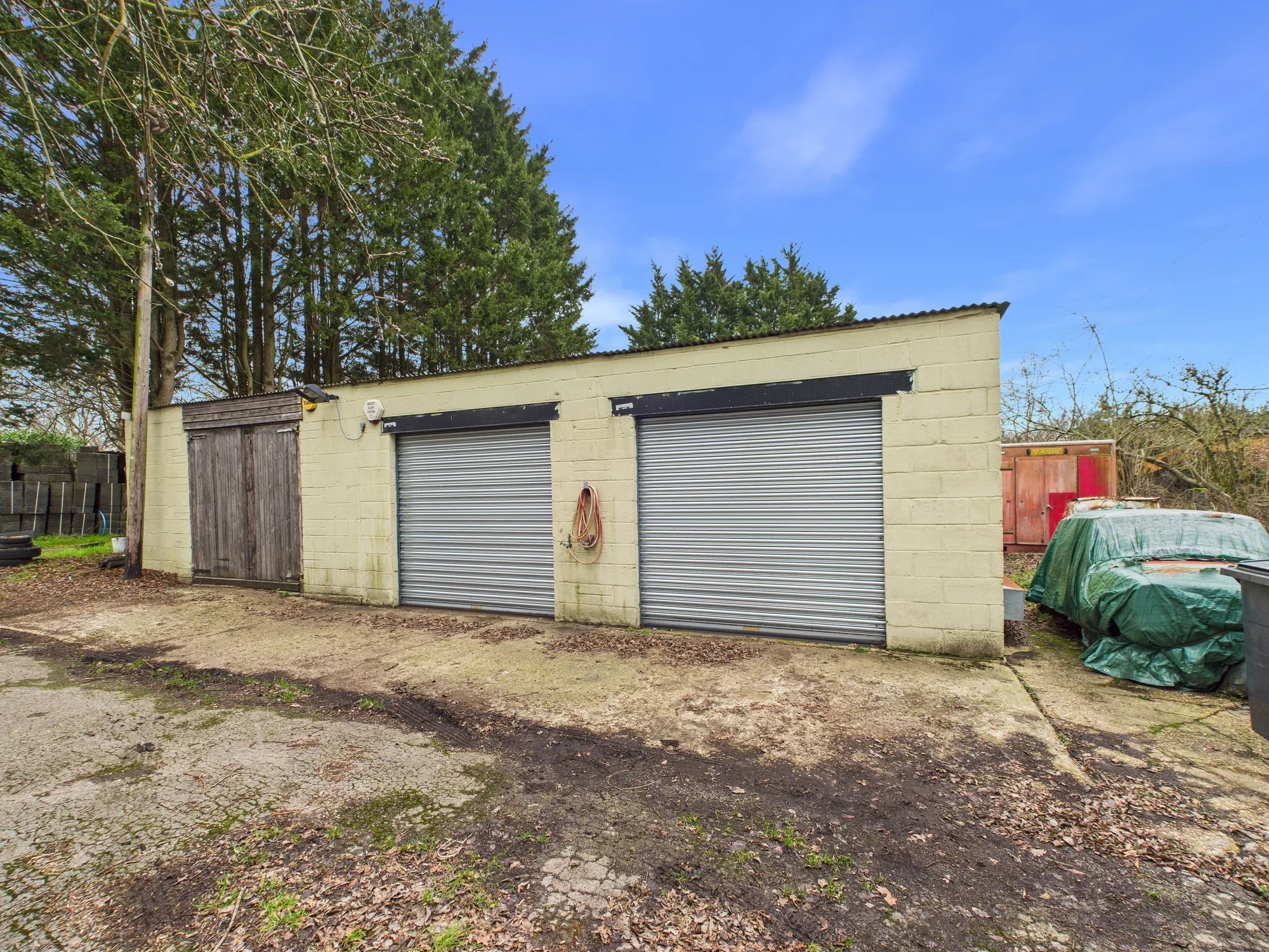 Flat Mays Lane in Greater London
