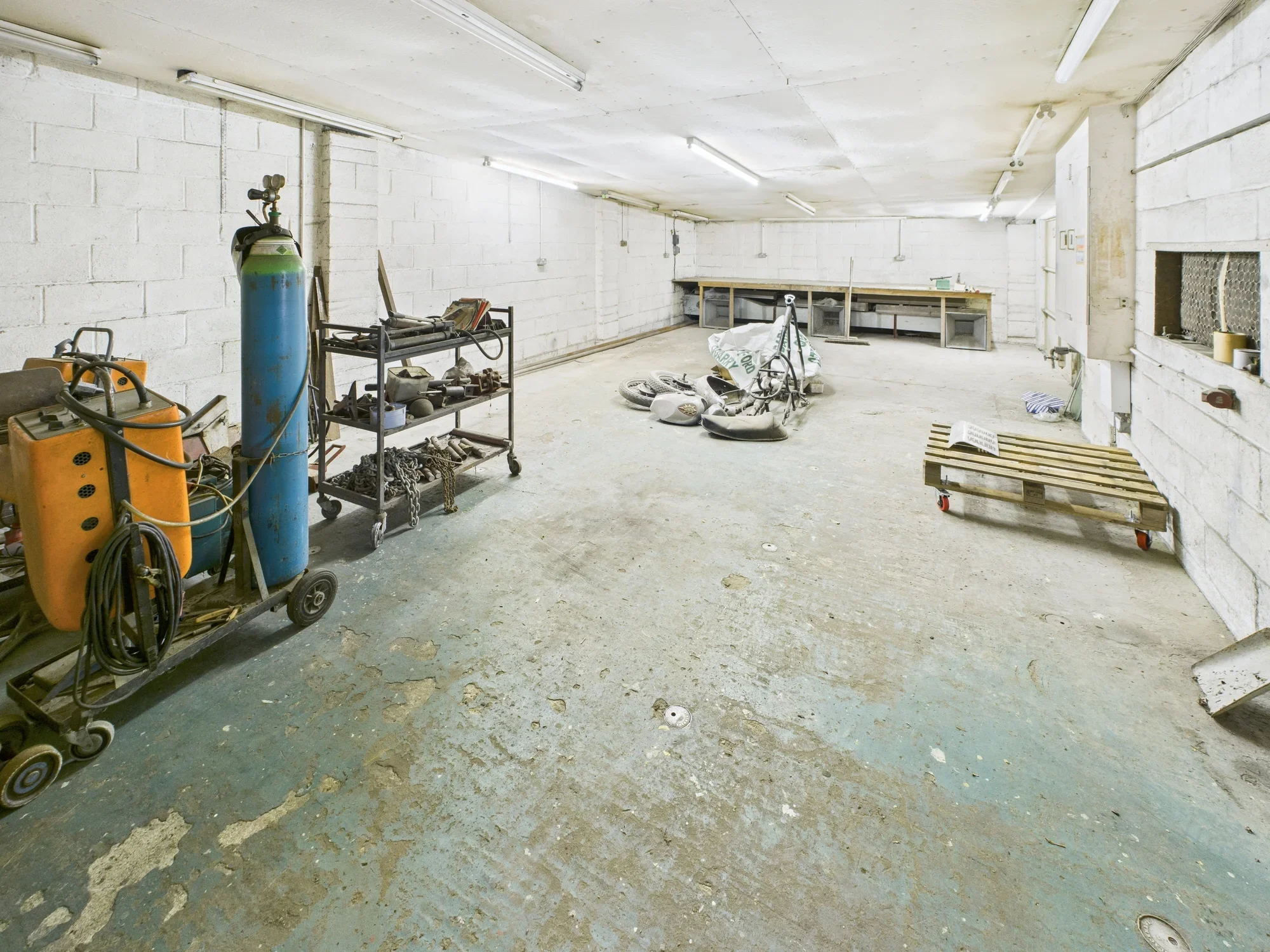 Flat Mays Lane in Greater London