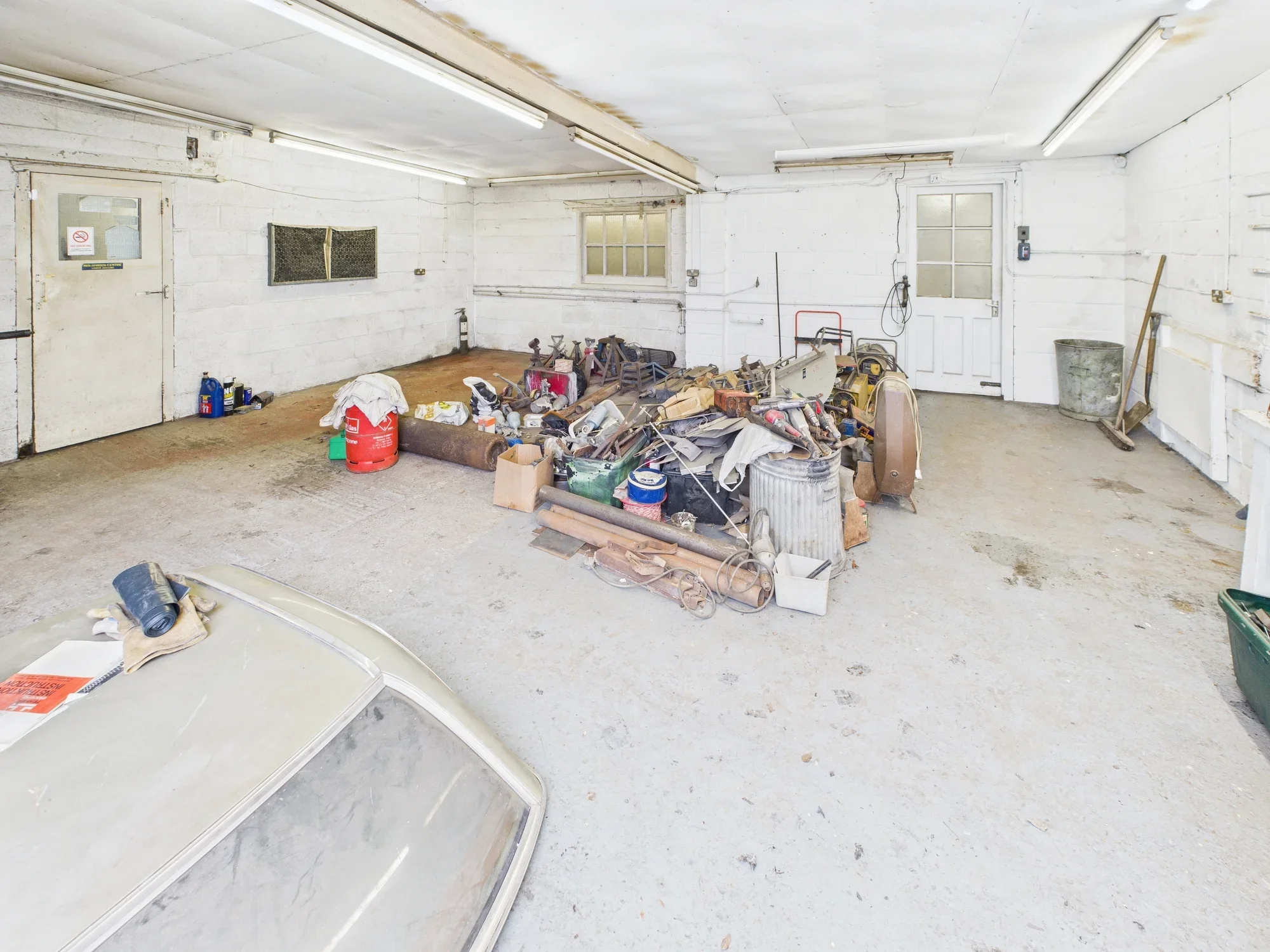 Flat Mays Lane in Greater London