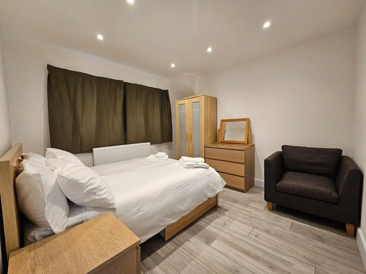 House Oakfield Gardens in Greater London