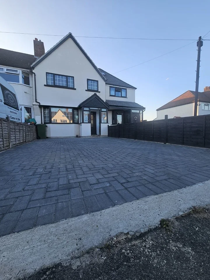 House Oakfield Gardens in Greater London