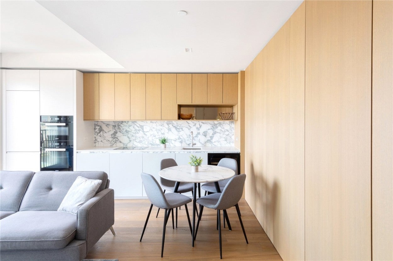 Flat Sutton Walk in Greater London