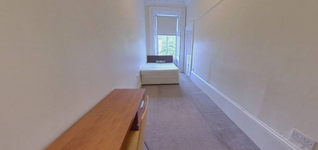 Flat Ruskin Lane in Glasgow