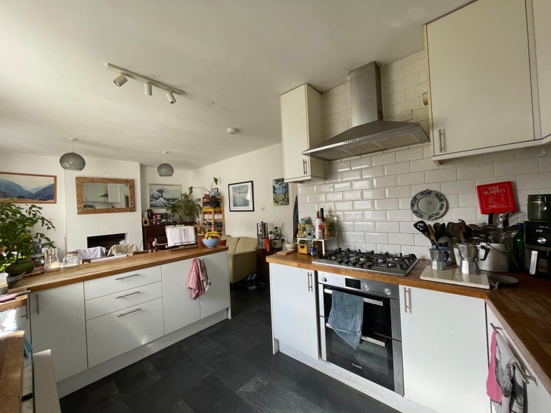 Room Sandgate Road in Bristol