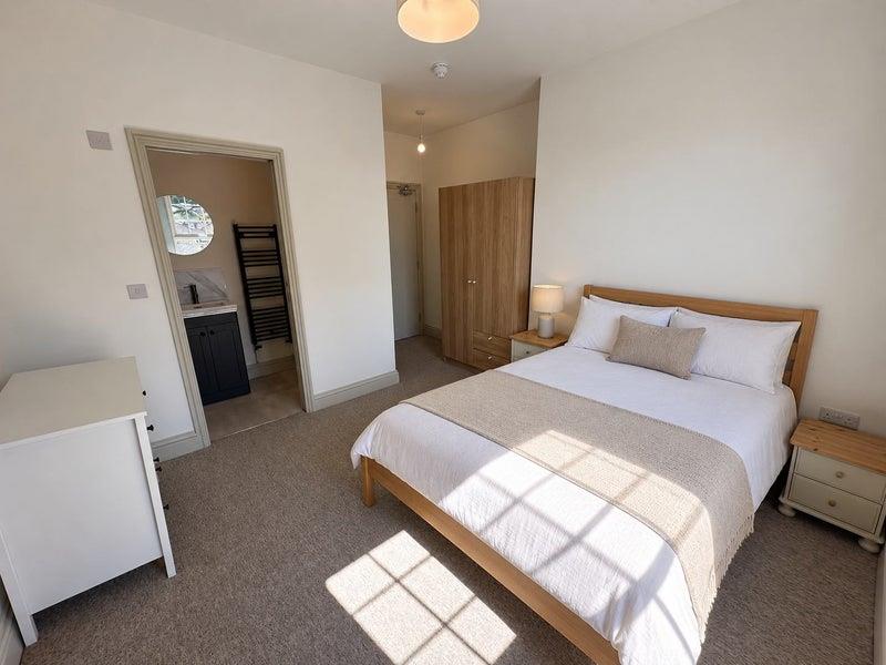Room Fishponds Road in Bristol