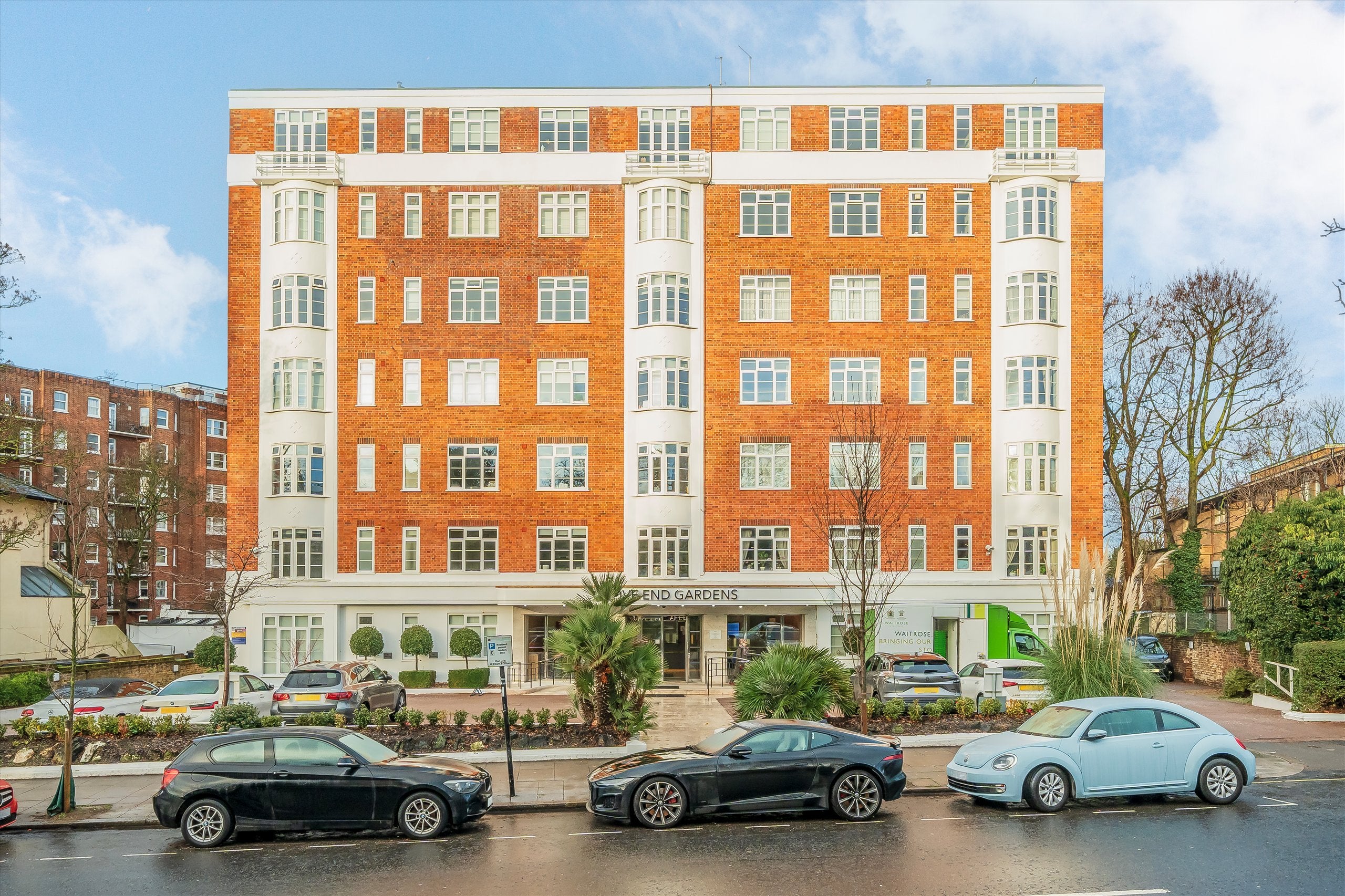 Flat Grove End Road in City of Westminster