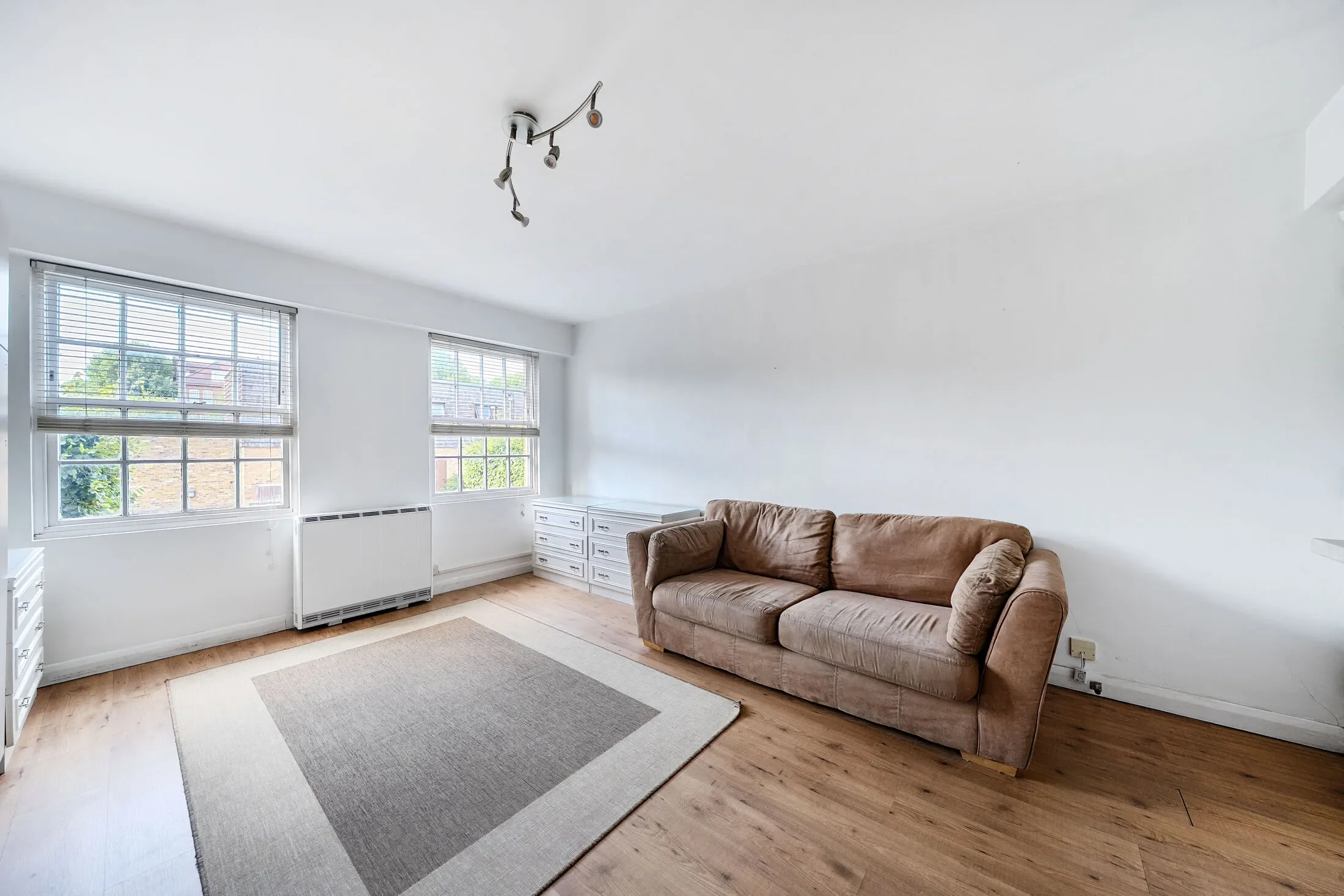 Flat Cedar Mews in Greater London