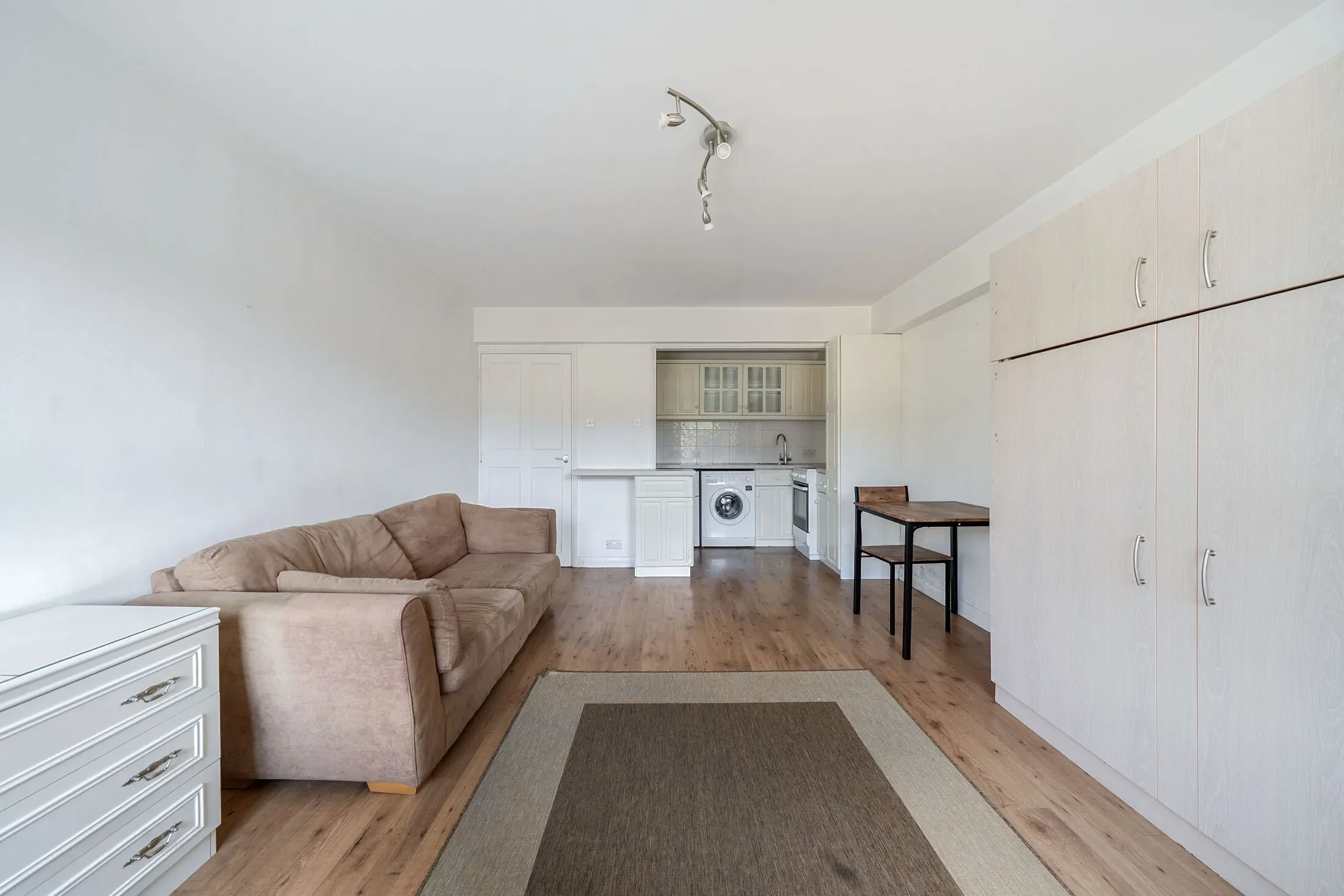 Flat Cedar Mews in Greater London