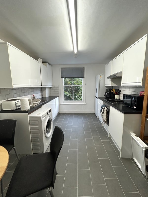 Room Fontarabia Road in Greater London