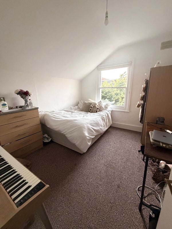 Room Fontarabia Road in Greater London
