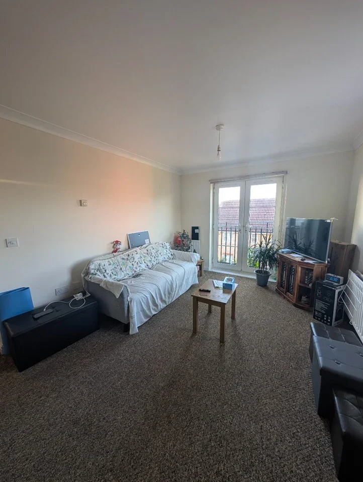 Flat Piper Way in Greater London
