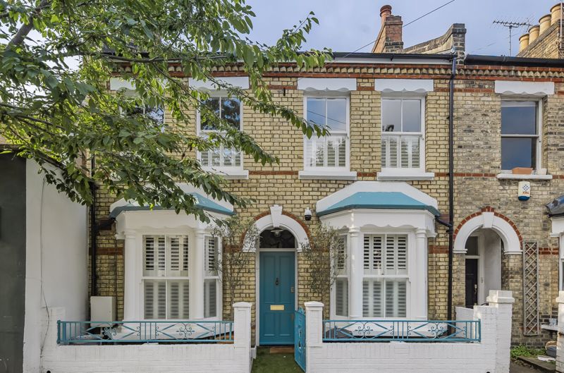 House Rowena Crescent in Greater London