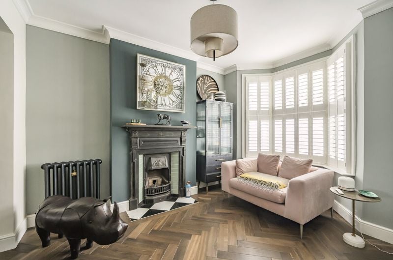 House Rowena Crescent in Greater London
