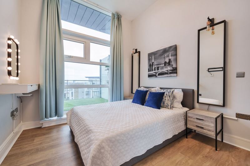 Flat Queenstown Road in Greater London