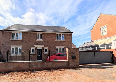 House Chaplins Lane in Desborough