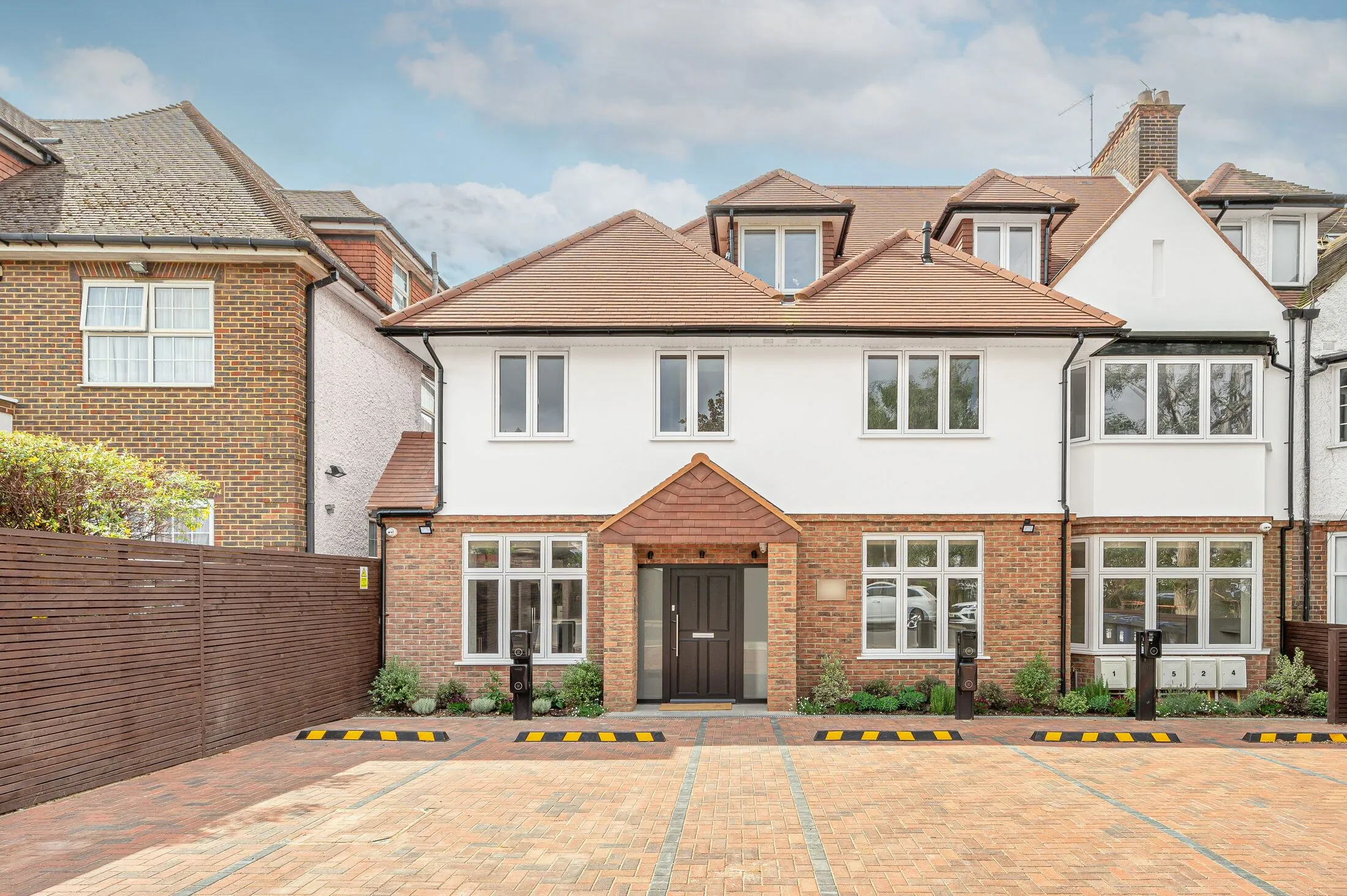 Flat Gresham Gardens in Greater London