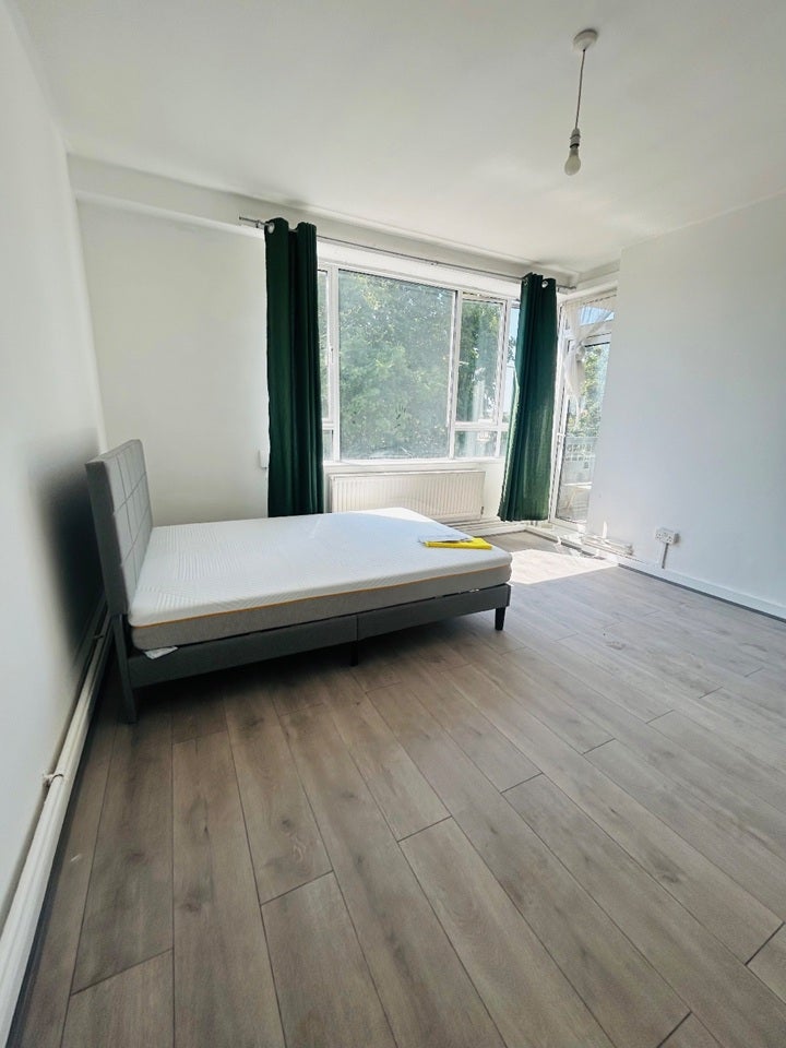 Room Rochester Square in Greater London