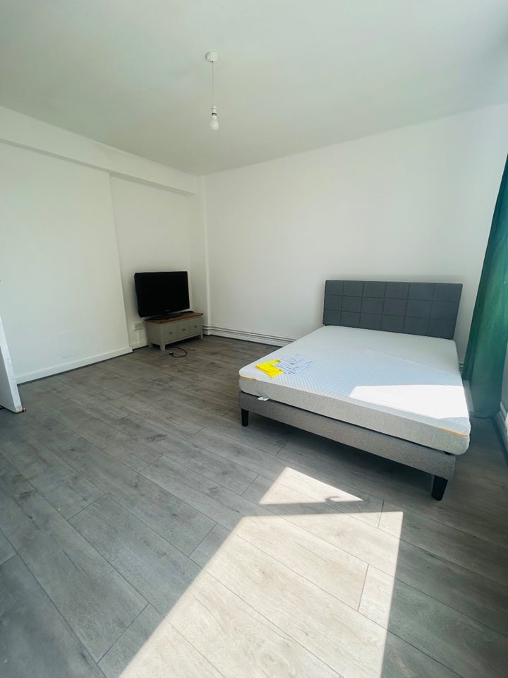 Room Rochester Square in Greater London