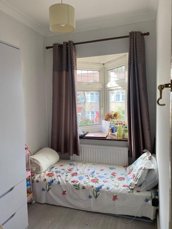 Room Lynn Road in Greater London