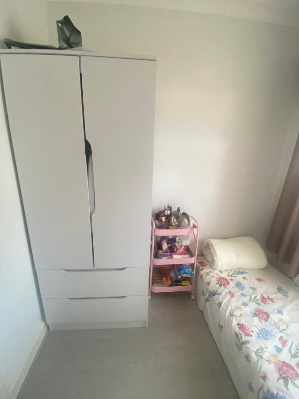 Room Lynn Road in Greater London