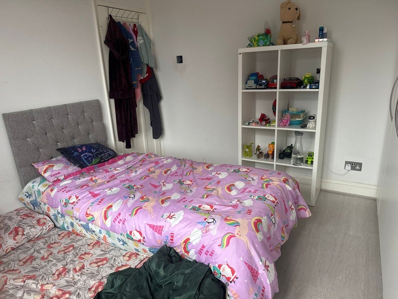 Room Lynn Road in Greater London