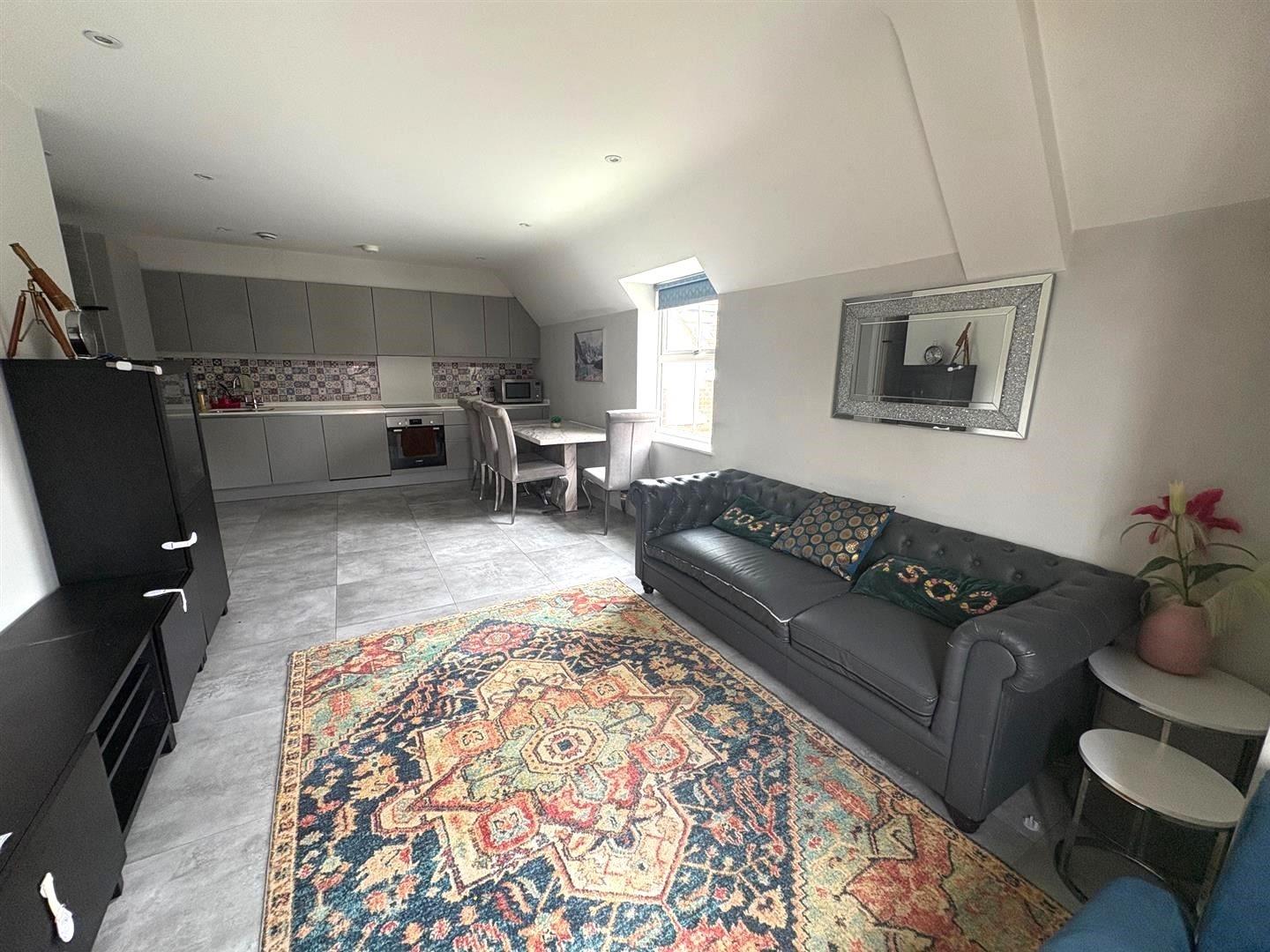 Flat Bushey Hall Road in Hertsmere