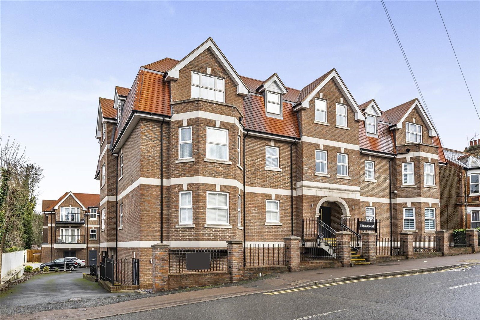 Flat Bushey Hall Road in Hertsmere