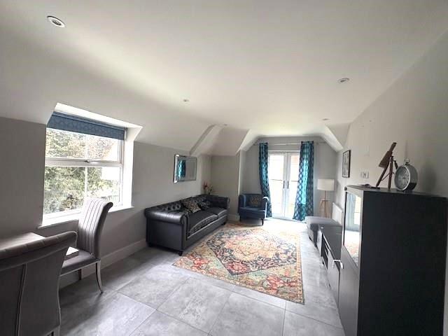 Flat Bushey Hall Road in Hertsmere