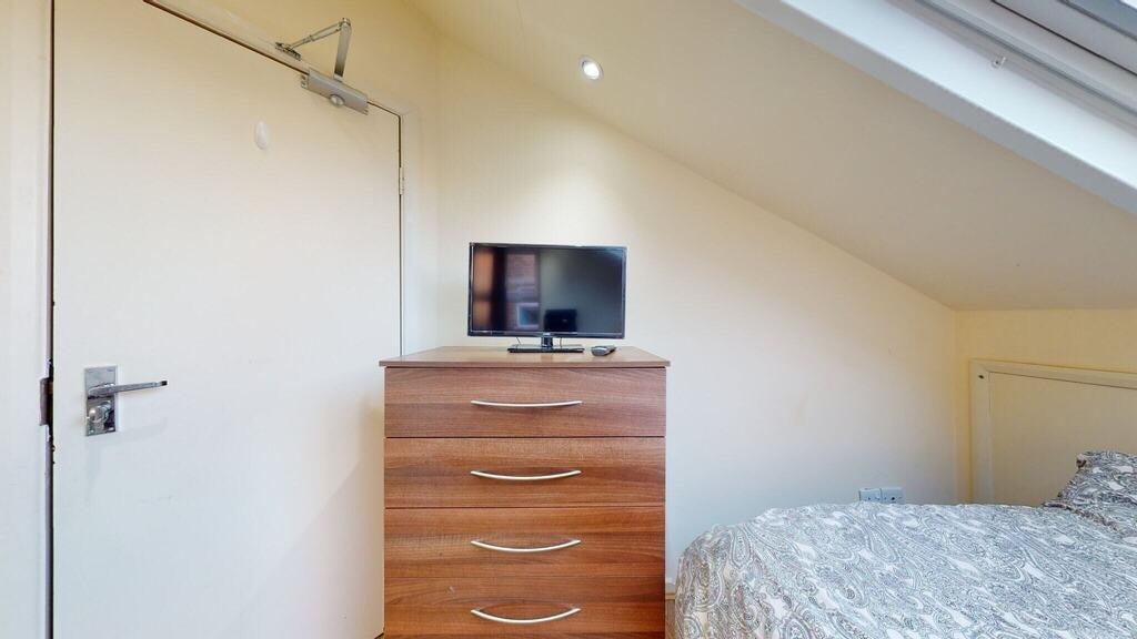 Room St. Pauls Avenue in Greater London