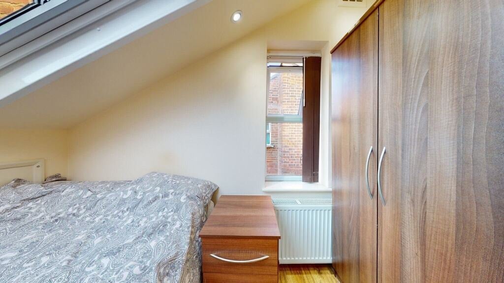 Room St. Pauls Avenue in Greater London