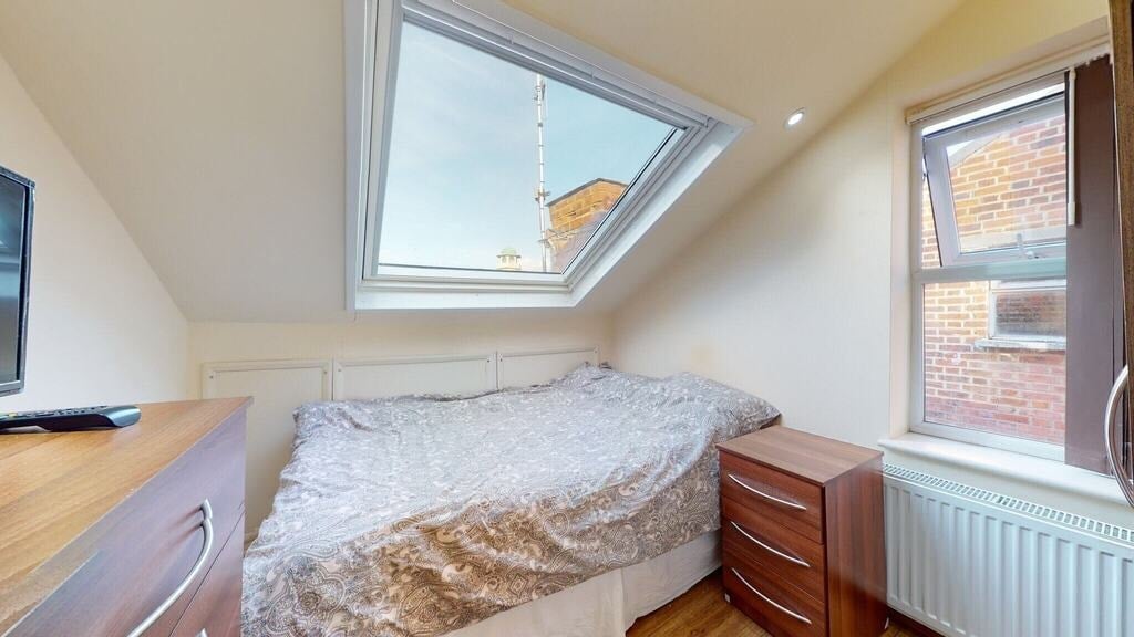Room St. Pauls Avenue in Greater London