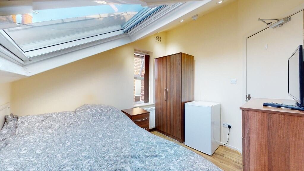 Room St. Pauls Avenue in Greater London