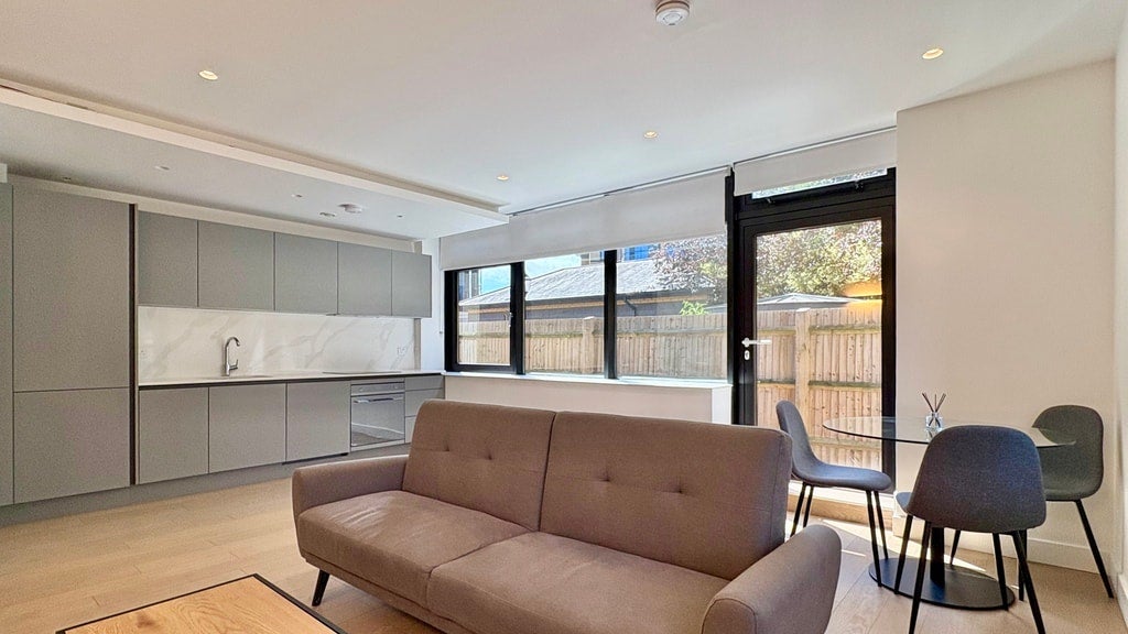 Flat Great West Road in Greater London