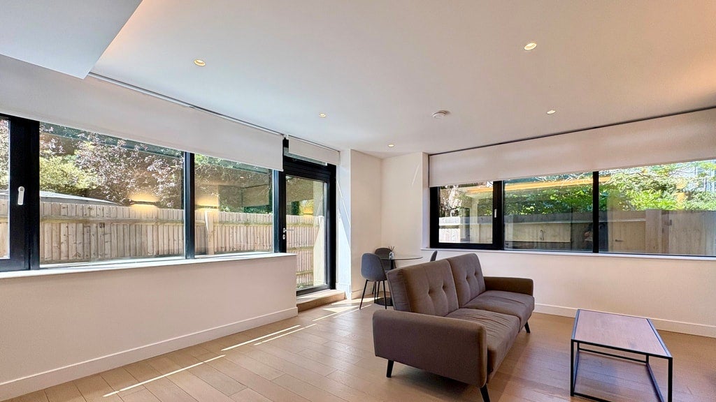 Flat Great West Road in Greater London
