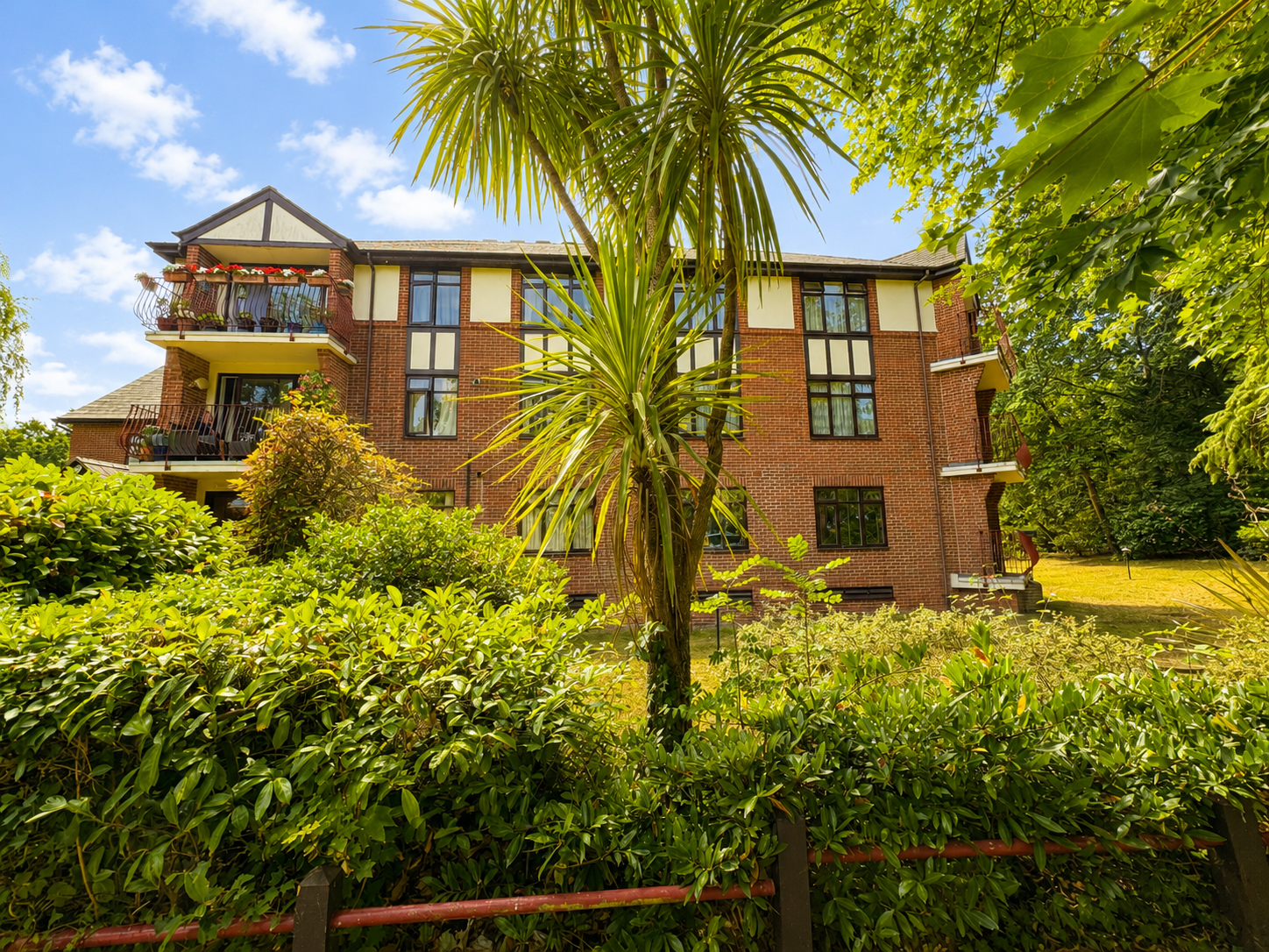 Flat Durham Avenue in Greater London