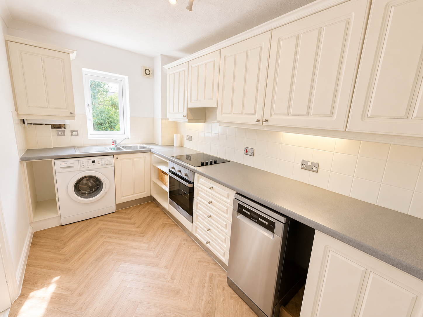 Flat Durham Avenue in Greater London