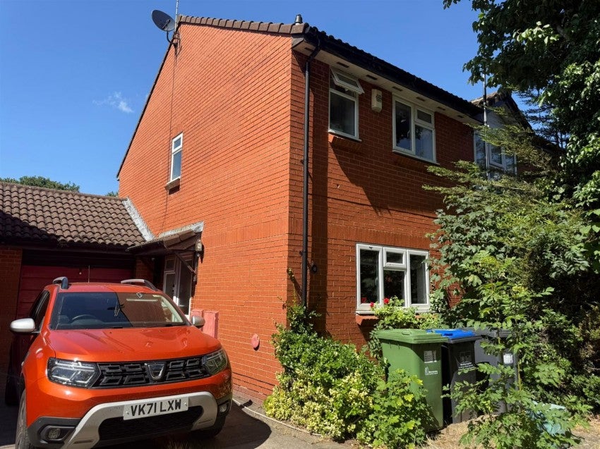 House Whittington Close in Warwick