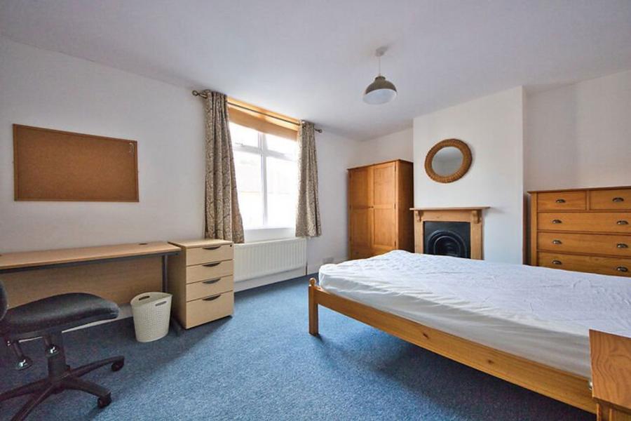 Room Avenue Road Extension in Leicester