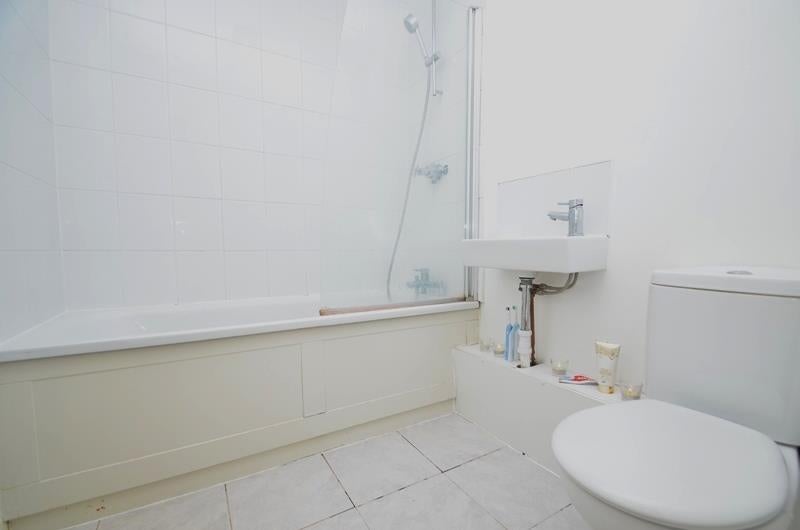 Flat Regency Drive in Greater London