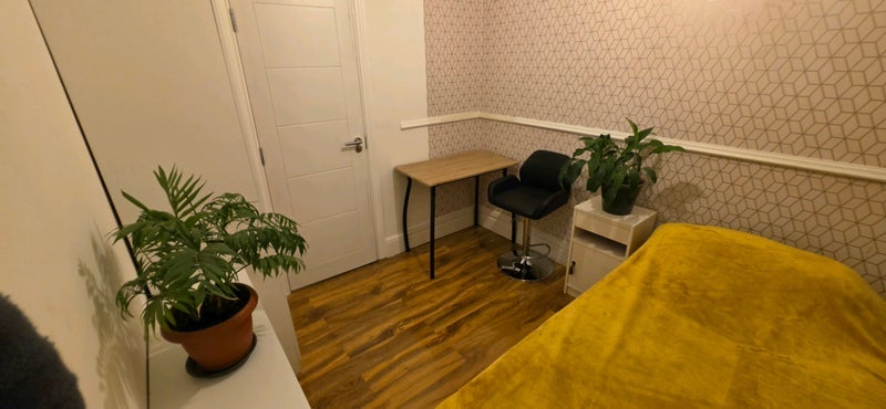 Room McLeod Road in Greater London