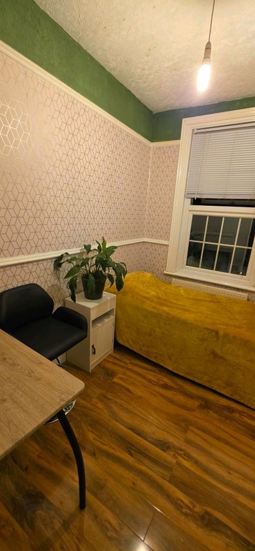 Room McLeod Road in Greater London